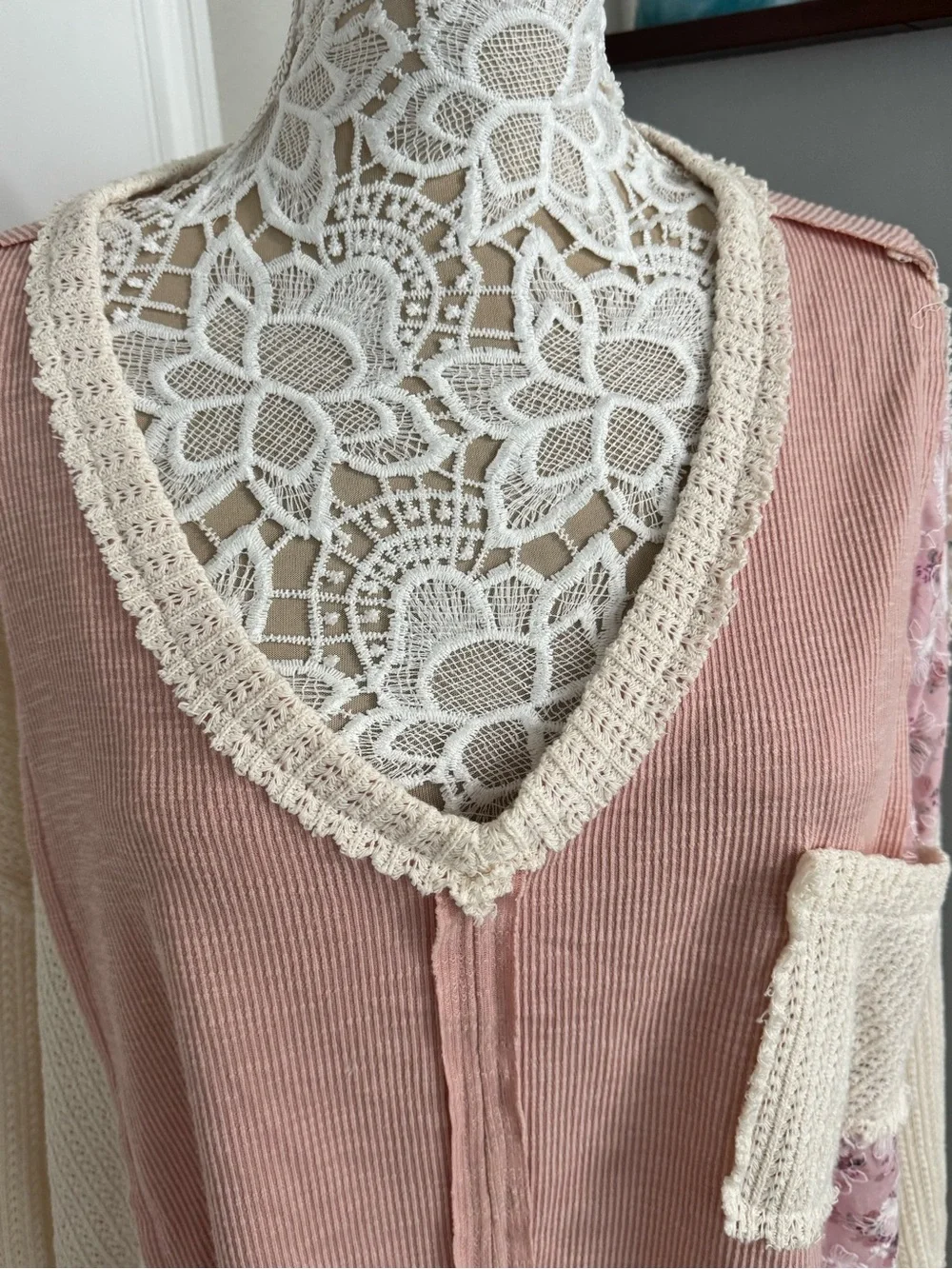 POL Mixed Media Floral Embroidered Raw Hem V-Neck Knit Top Small